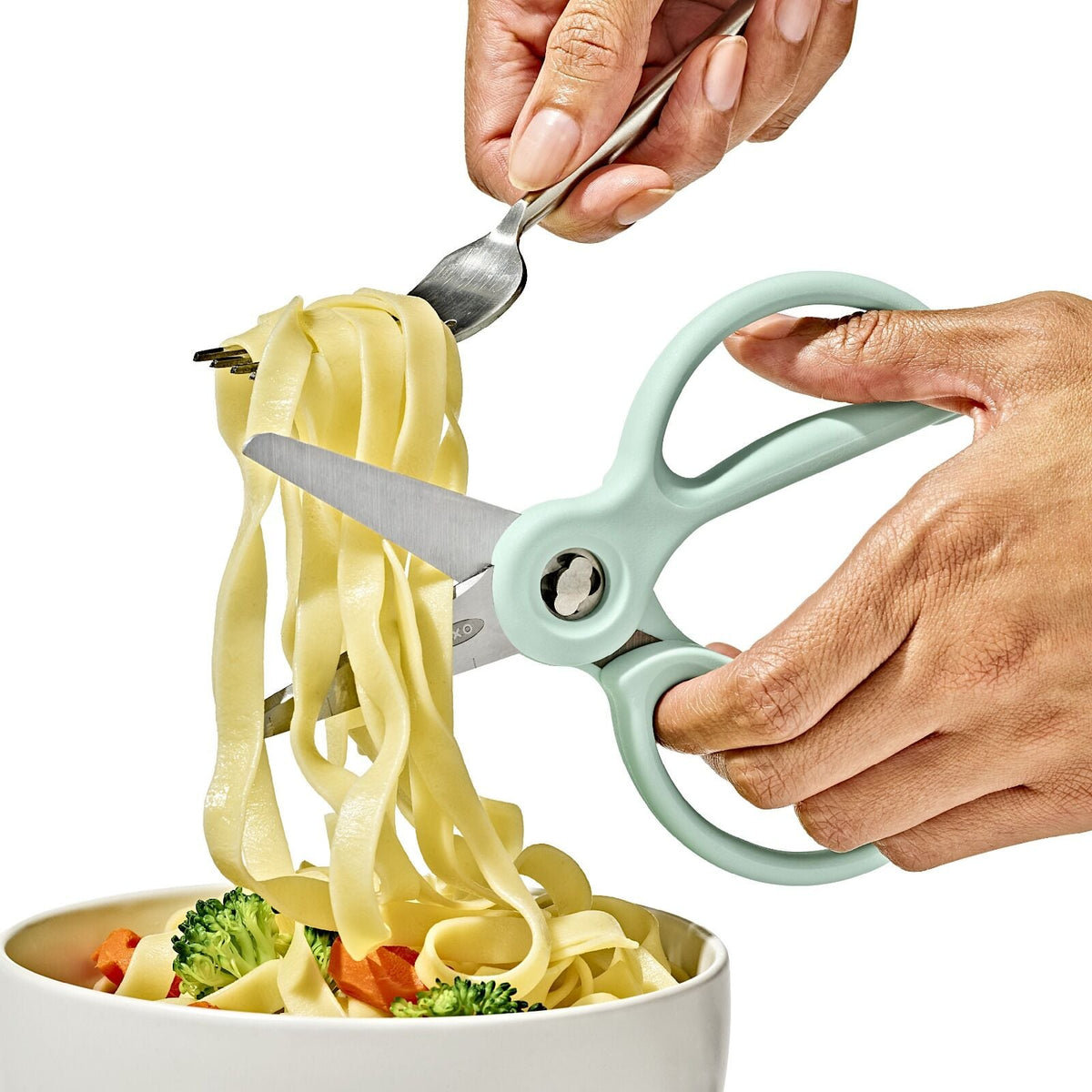 on-the-go-food-scissors-with-case-e2 tot_61176600_baby-food-scissors-opal_pdp_01.jpeg